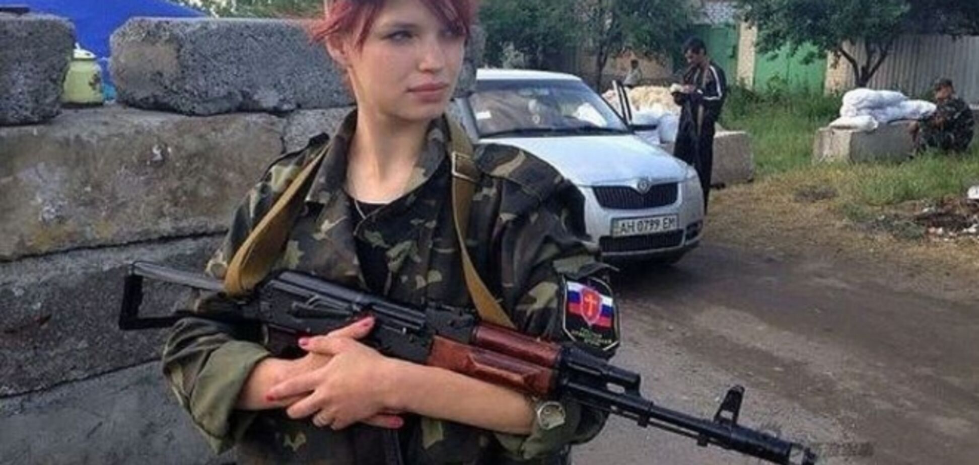 Девушка из Дрогобыча 'взорвала' Интернет своим фото в образе террористки из 'ДНР'