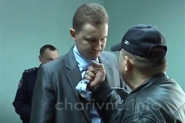 Милицейского начальника, не защитившего прокурора от Саши Белого, будут судить