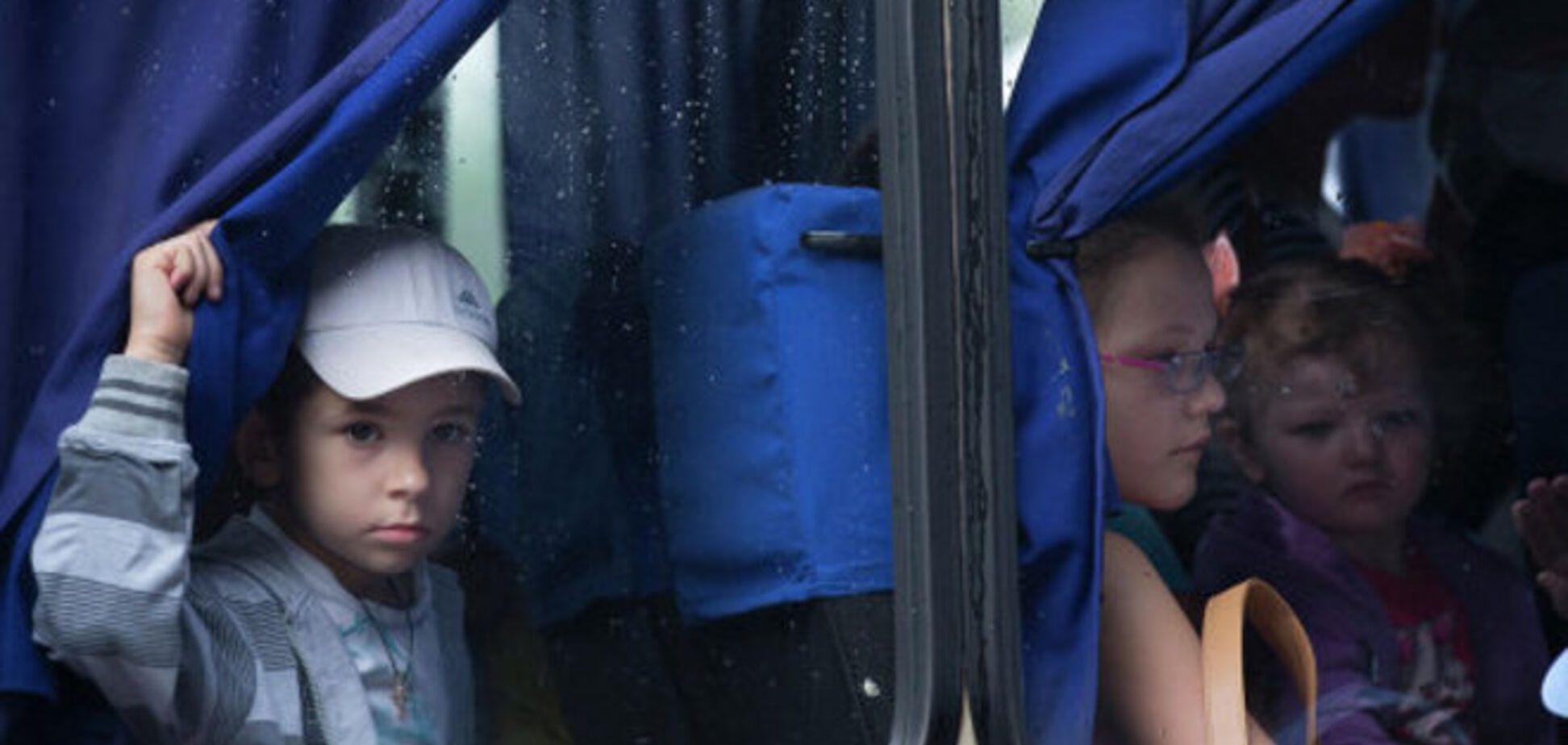 Дети из Снежного, которых террористы вывезли в Россию, уже летят в Днепропетровск - СМИ