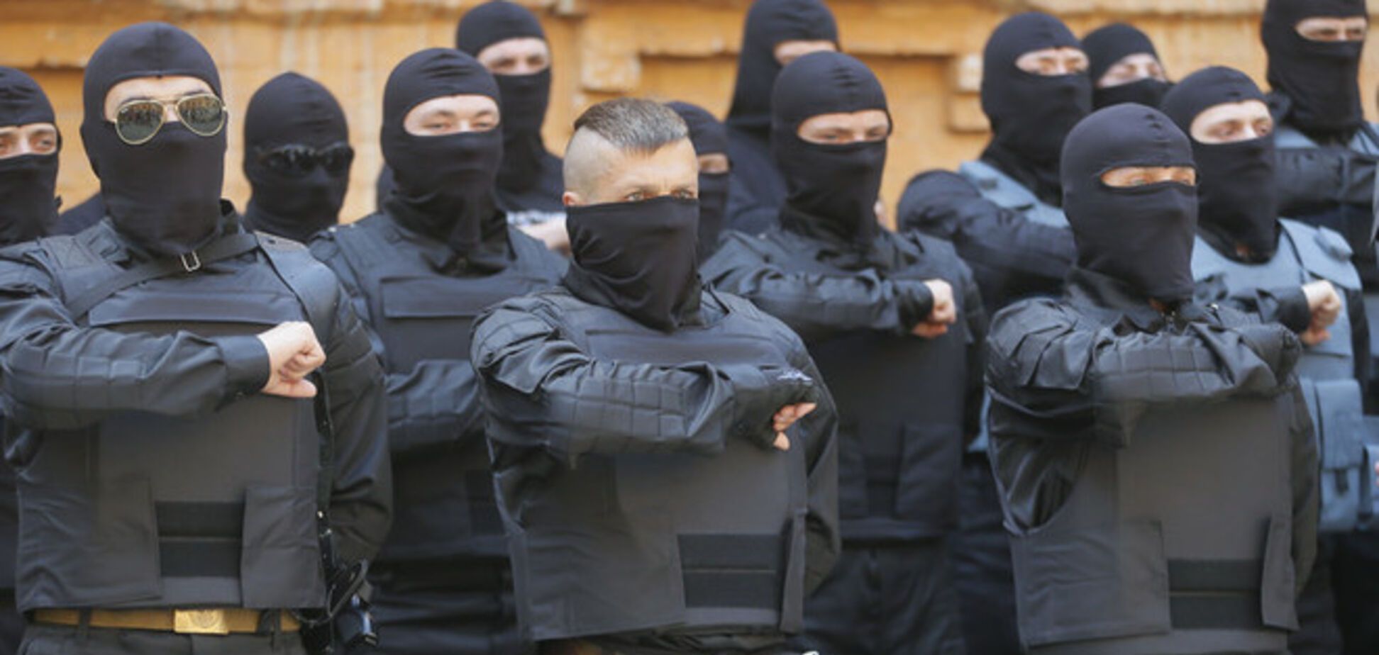 В Мариуполе батальон МВД 'Азов' уничтожил 5 террористов и готовится штурмовать остальных