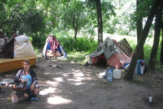 В харьковском парке беженцы из Славянска с детьми развернули палаточный городок
