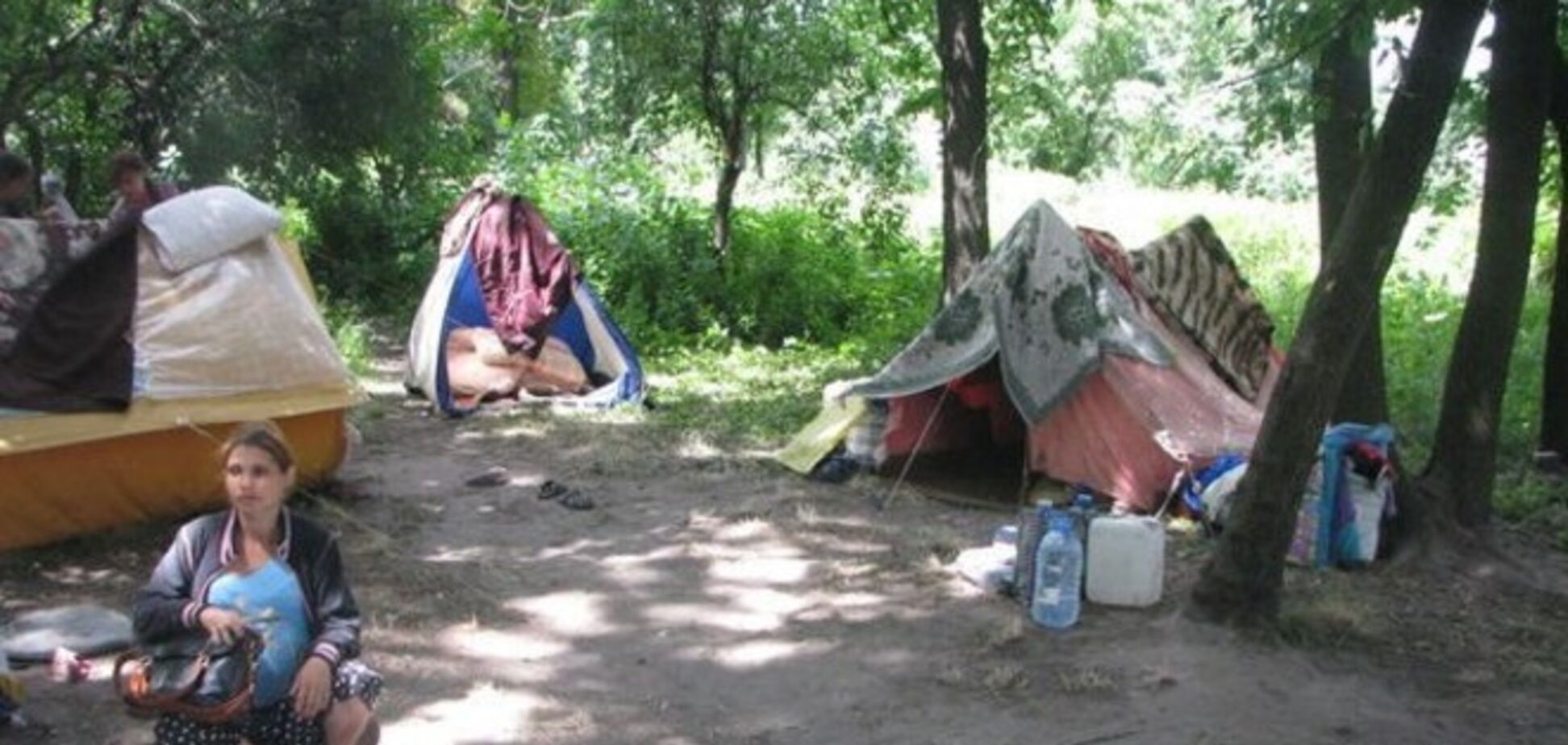 У харківському парку біженці зі Слов'янська з дітьми розгорнули наметове містечко