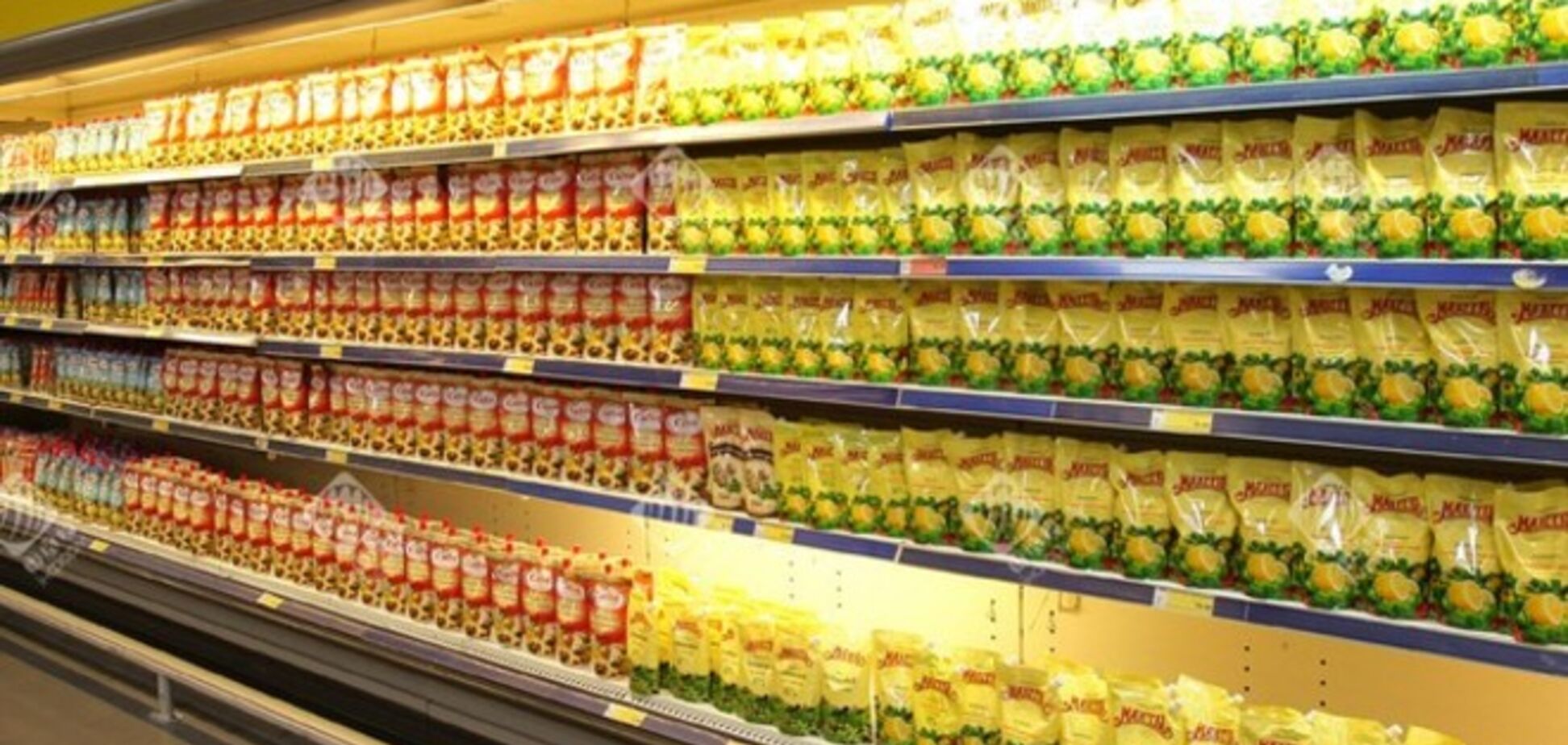 В крымских супермаркетах остались только соусы, элитная колбаса и алкоголь. Фотофакт
