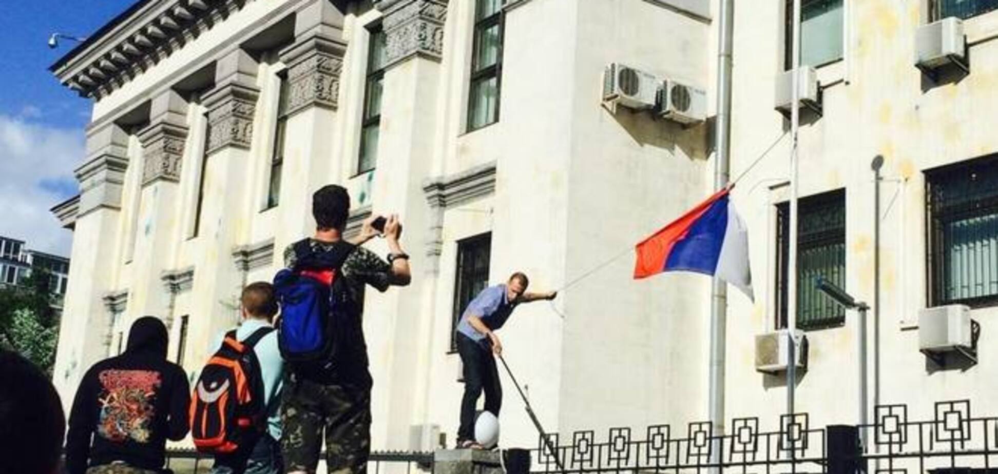 Москва увидела у посольства РФ в Киеве 'фашиствующих молодчиков'