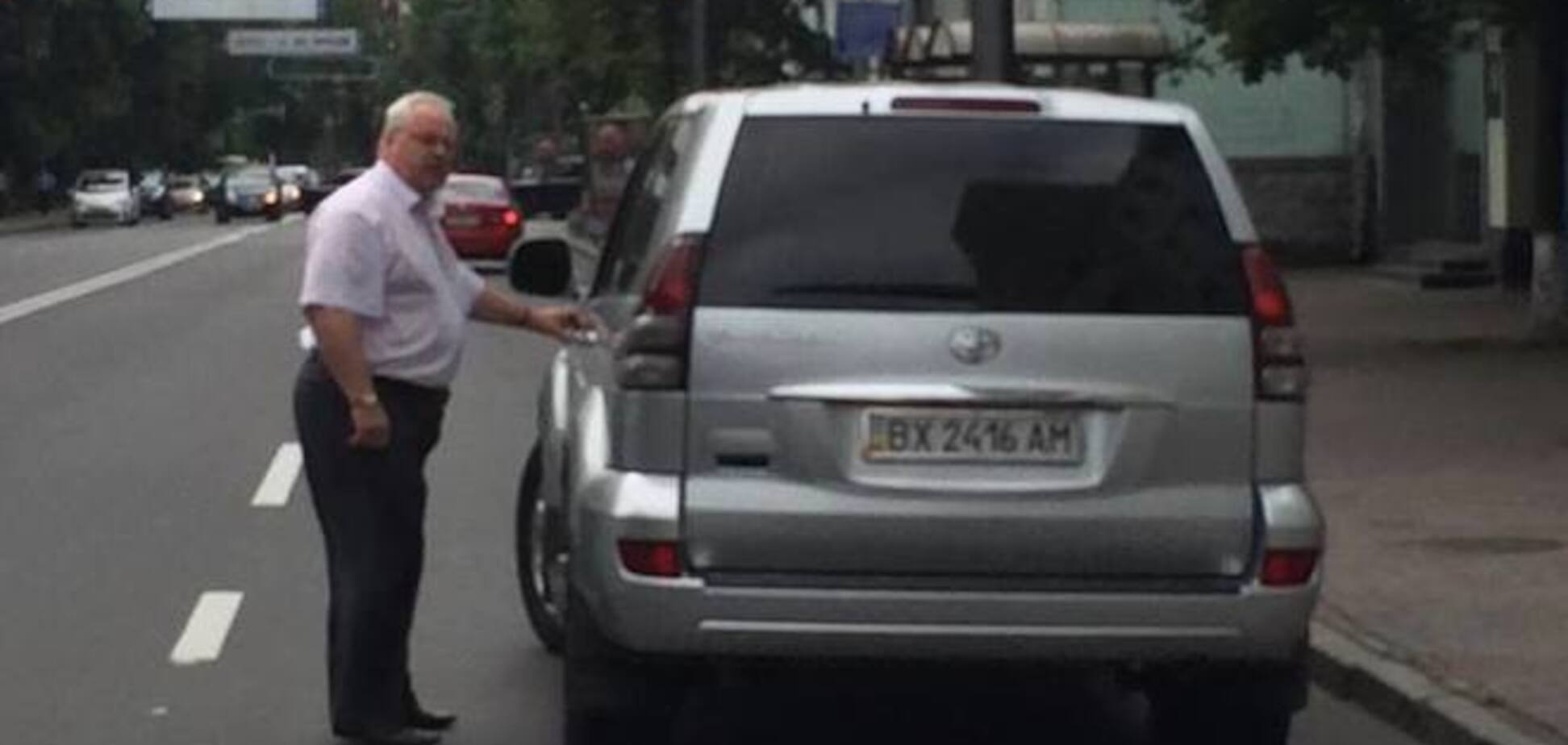 Чиновник в центре Киева нарушил ПДД и угрожал ксивой