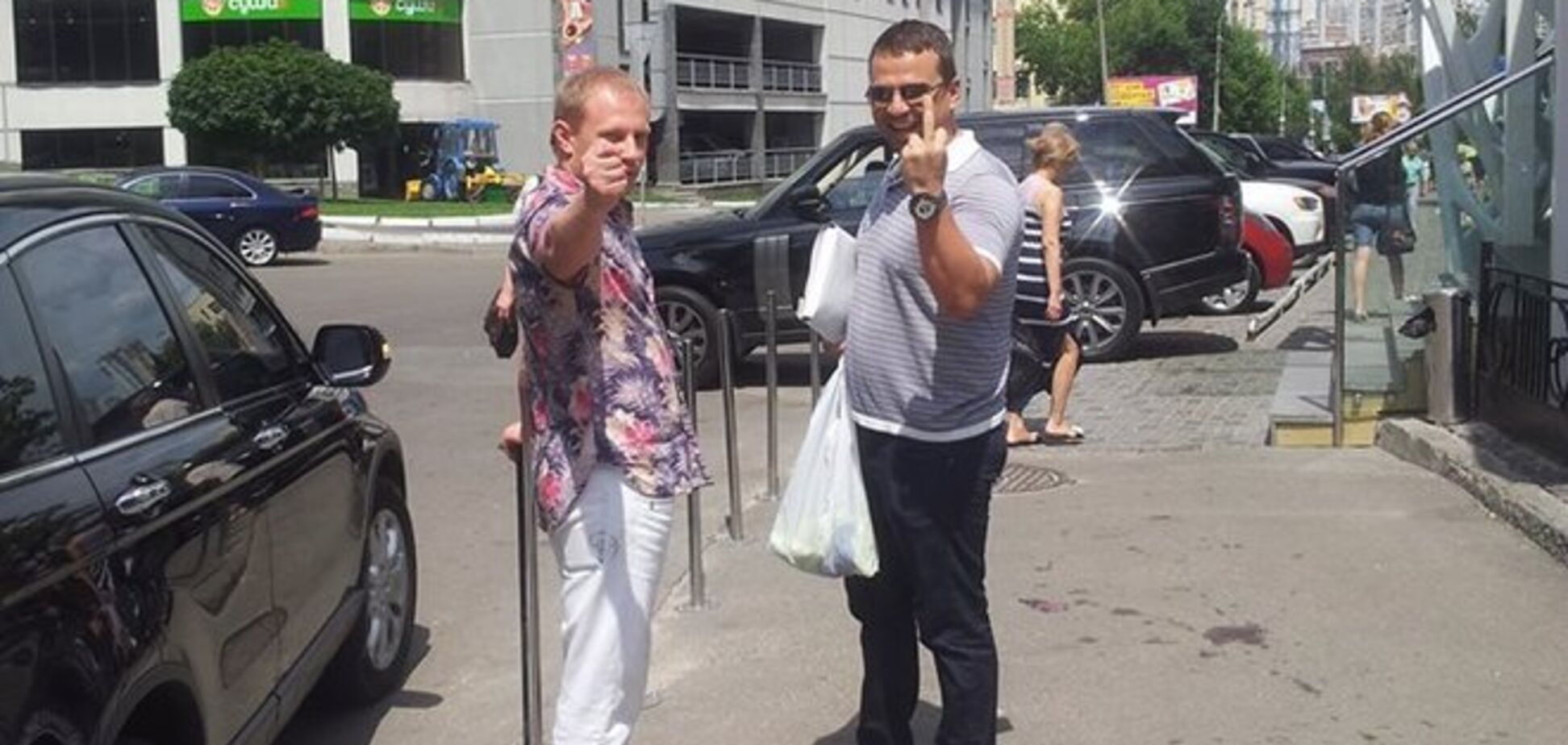 В Киеве мажоры припарковались на переходе и избили блогера