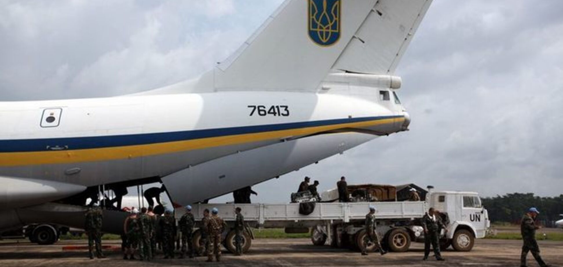 В Луганске террористы сбили Ил-76 с десантниками