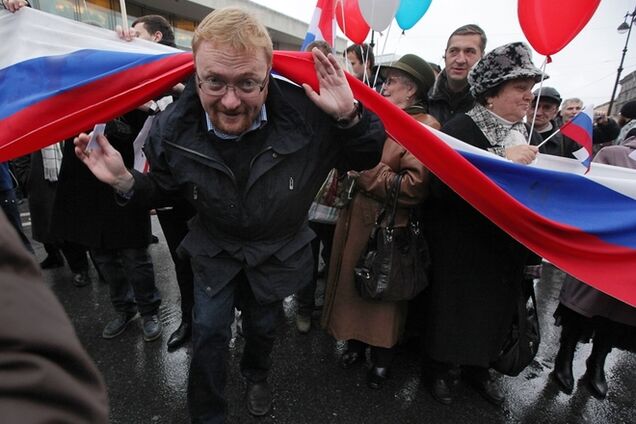 Российский депутат выкинул украинский флаг в урну перед генконсульством Украины