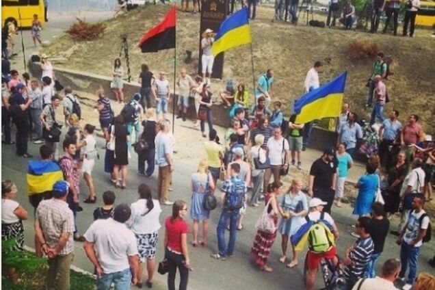 Под российским консульством в Одессе спели 'Путин х**ло!'. Активисты требуют снять российский флаг