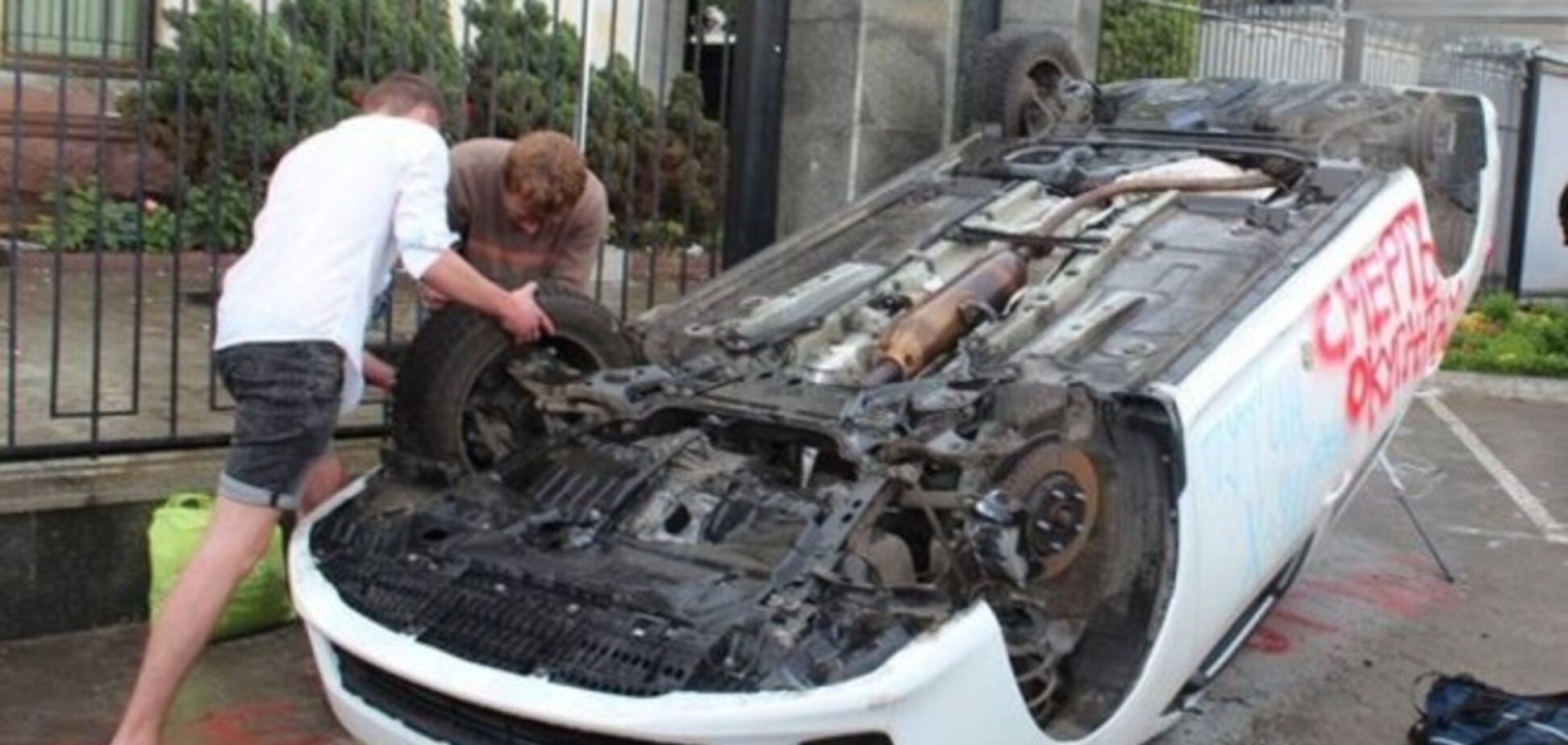 Беспорядки у посольства РФ в Киеве обеспокоили МИД Беларуси