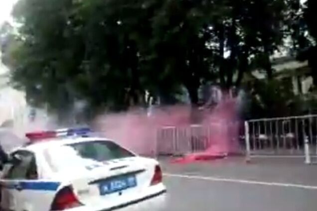 Посольство Украины в РФ забросали дымовыми шашками, требуют его закрыть