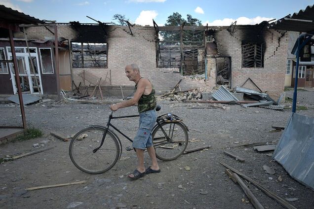 Тарута признал, что ряд городов Донбасса на грани гуманитарной катастрофы