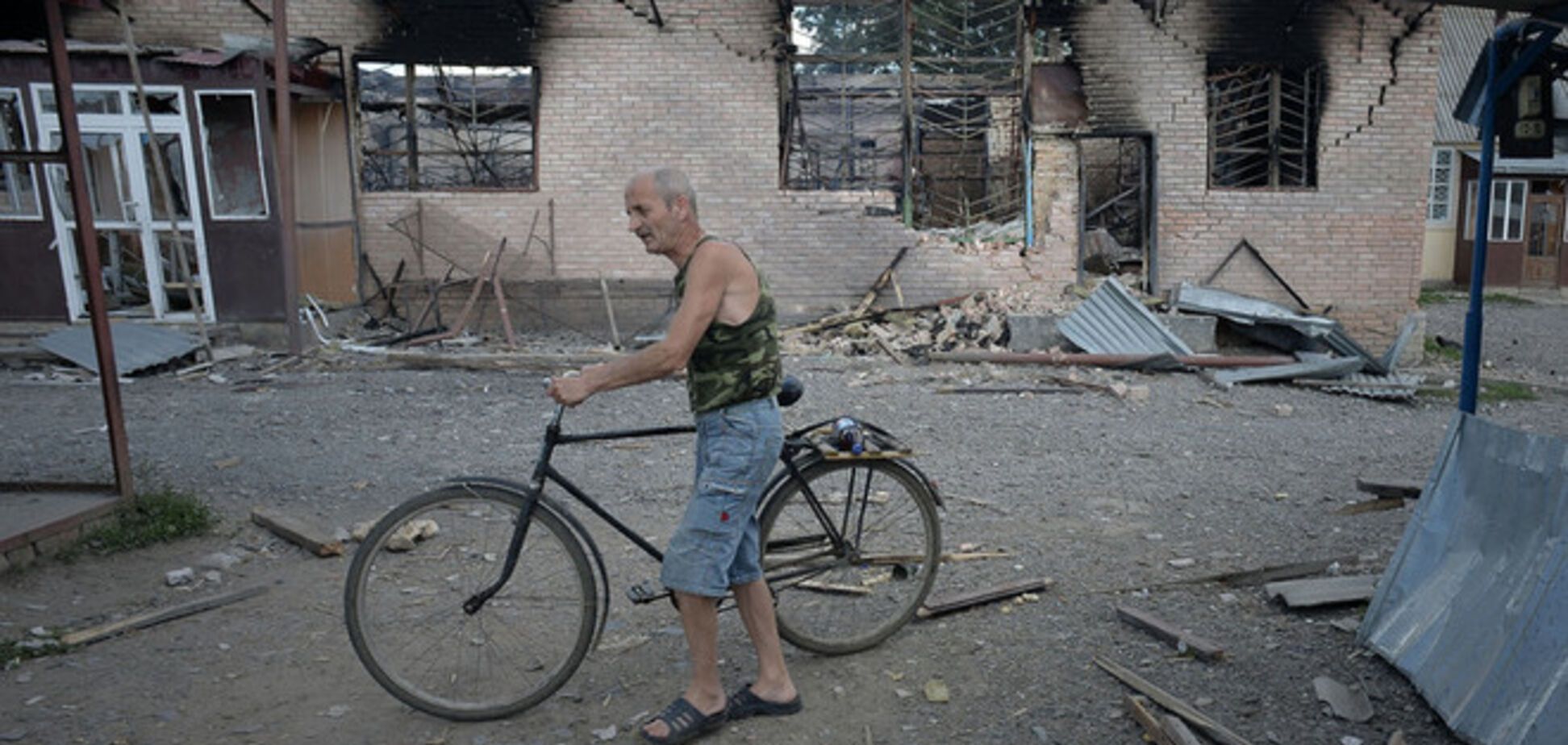 Тарута признал, что ряд городов Донбасса на грани гуманитарной катастрофы