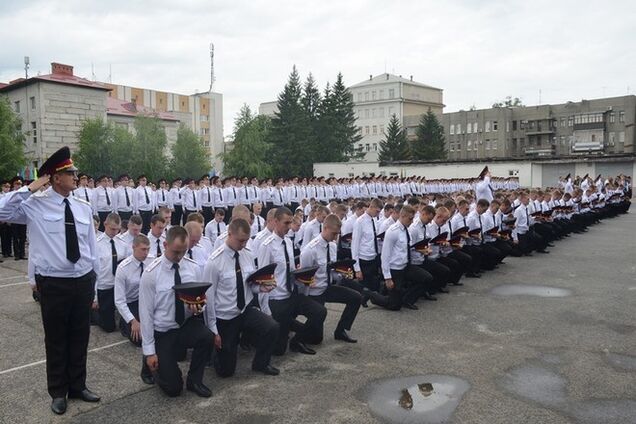 Випускники харківського університету замість відпустки їдуть воювати на Донбас