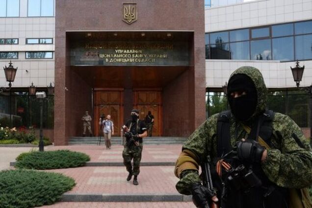 Террористы 'ДНР' ограбили инкассаторов Управления НБУ в Донецке и остаются в помещении