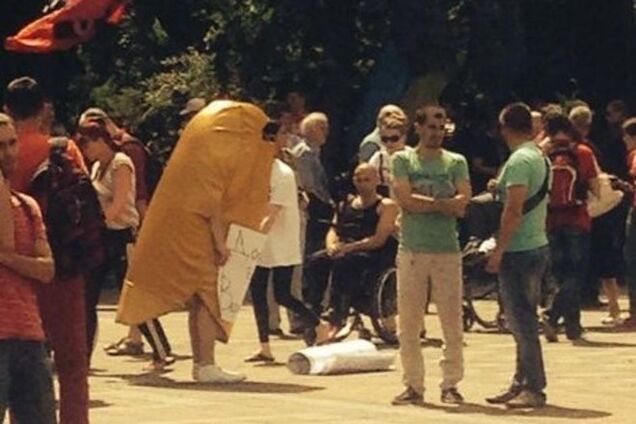 На мітингу під Верховною Радою помітили 'золотий батон'. Фотофакт