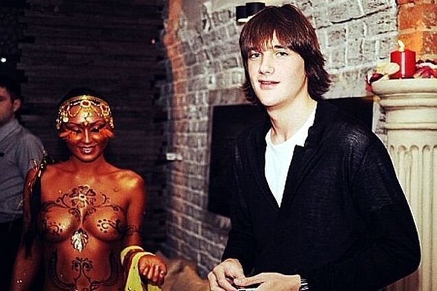 Сын Кернеса выгулял свою новую подружку в Париже