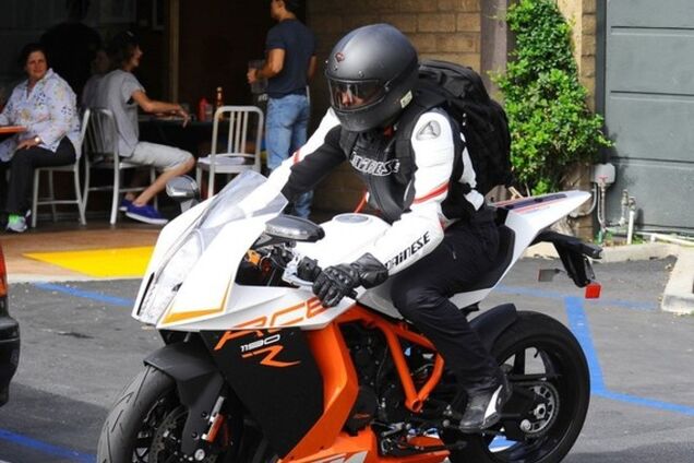 Брэдли Купер в образе крутого мотоциклиста