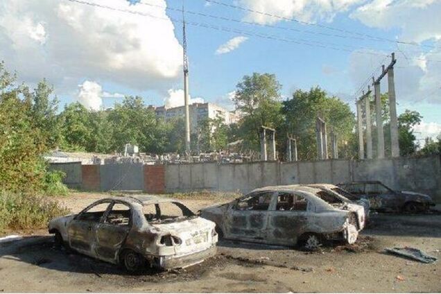 Краматорск после боев: сожженные дотла авто и разрушенные балконы. Фотофакт