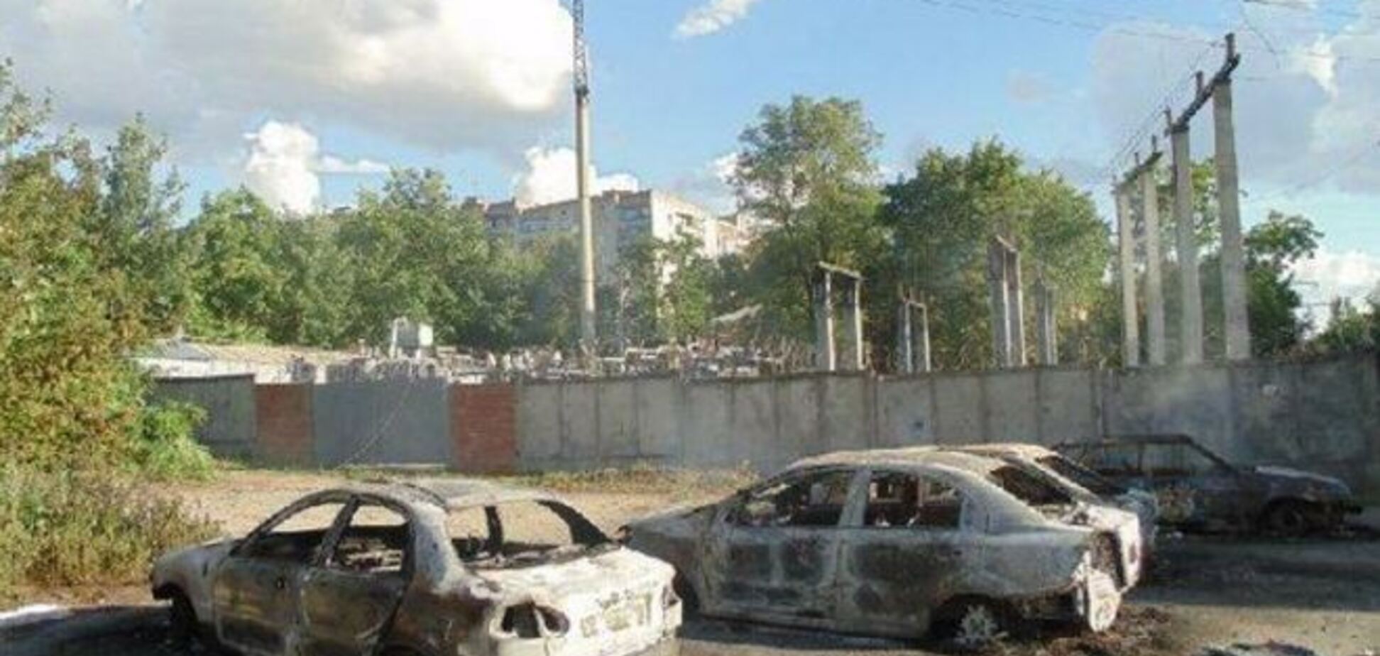 Краматорск после боев: сожженные дотла авто и разрушенные балконы. Фотофакт