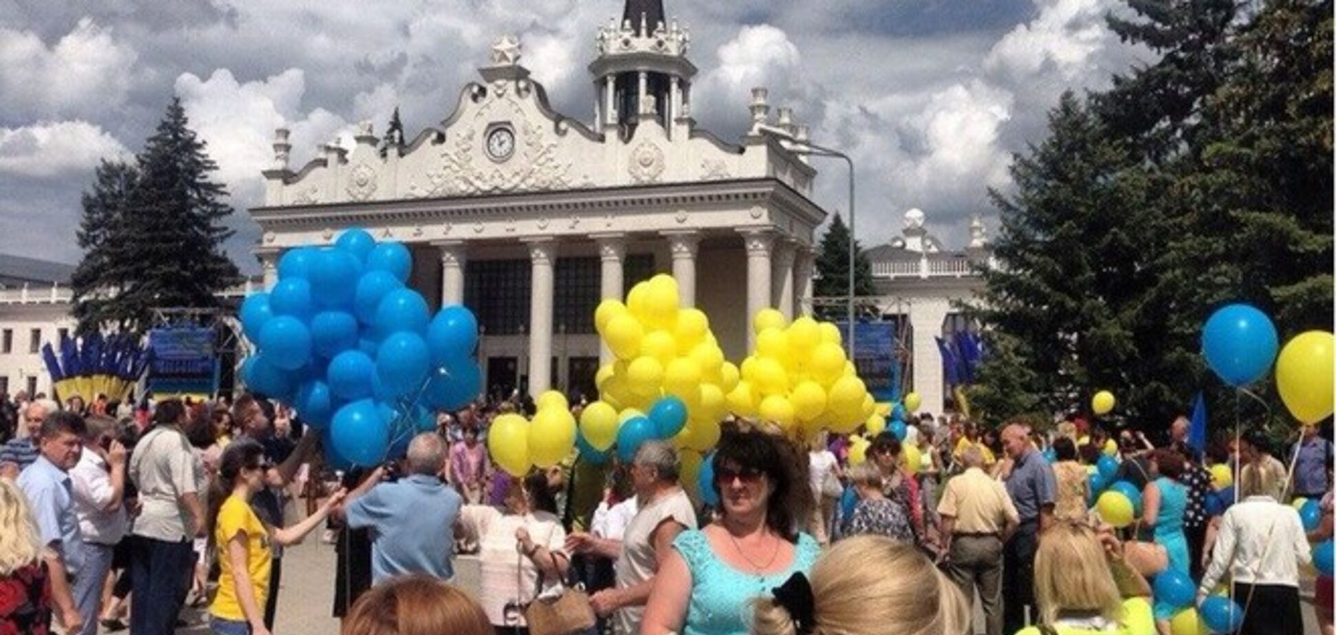 К аэропорту Харькова согнали сотни бюджетников встречать Кернеса - соцсети