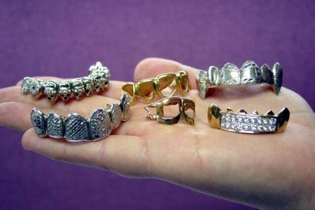 В России банк отобрал у пенсионерки-должницы золотые коронки