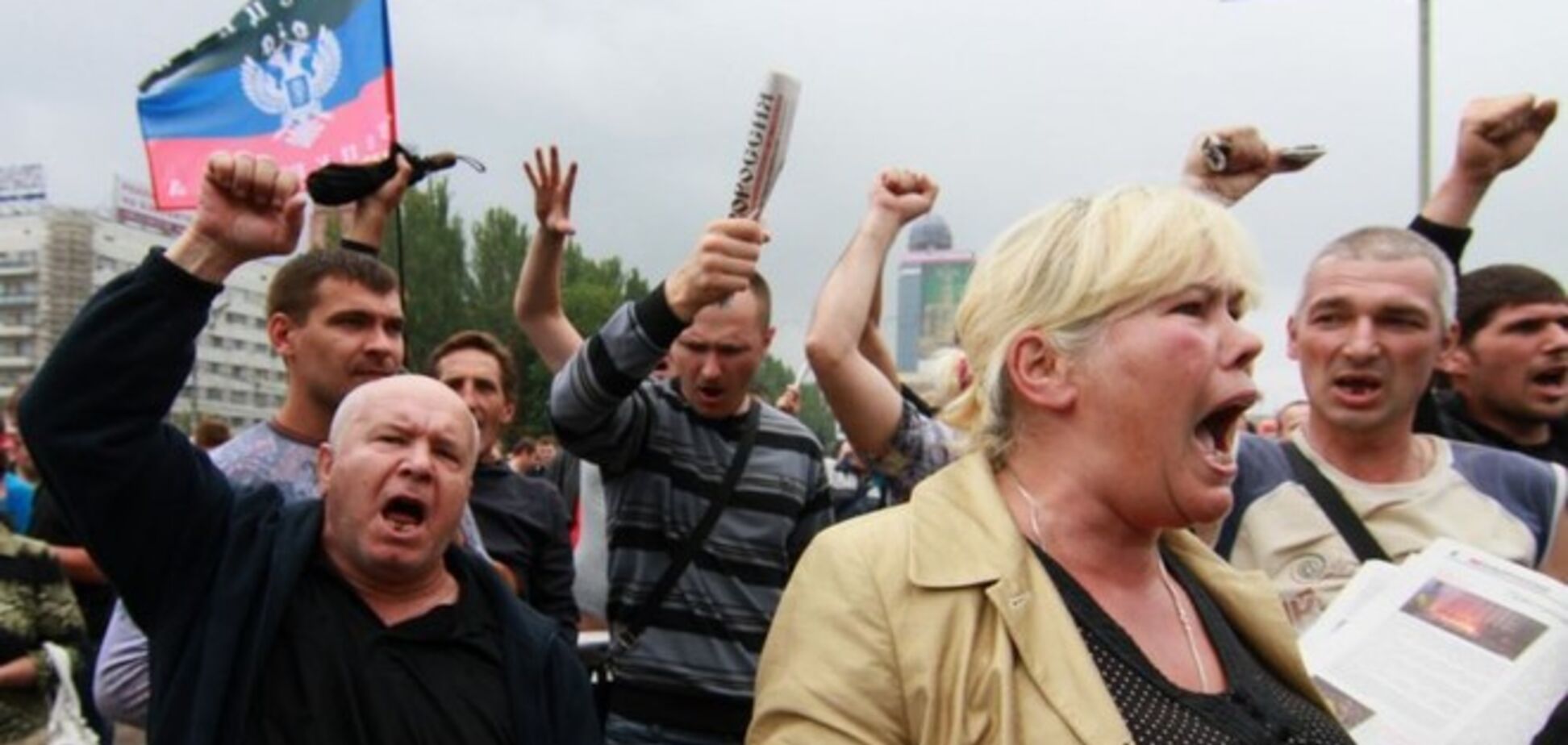 У Донецьку близько тисячі осіб з прапорами 'ДНР' протестували проти АТО