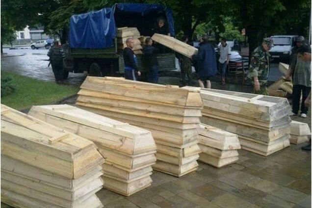 В Луганске из захваченного здания ОГА боевики грузили гробы в холодильные машины – очевидец