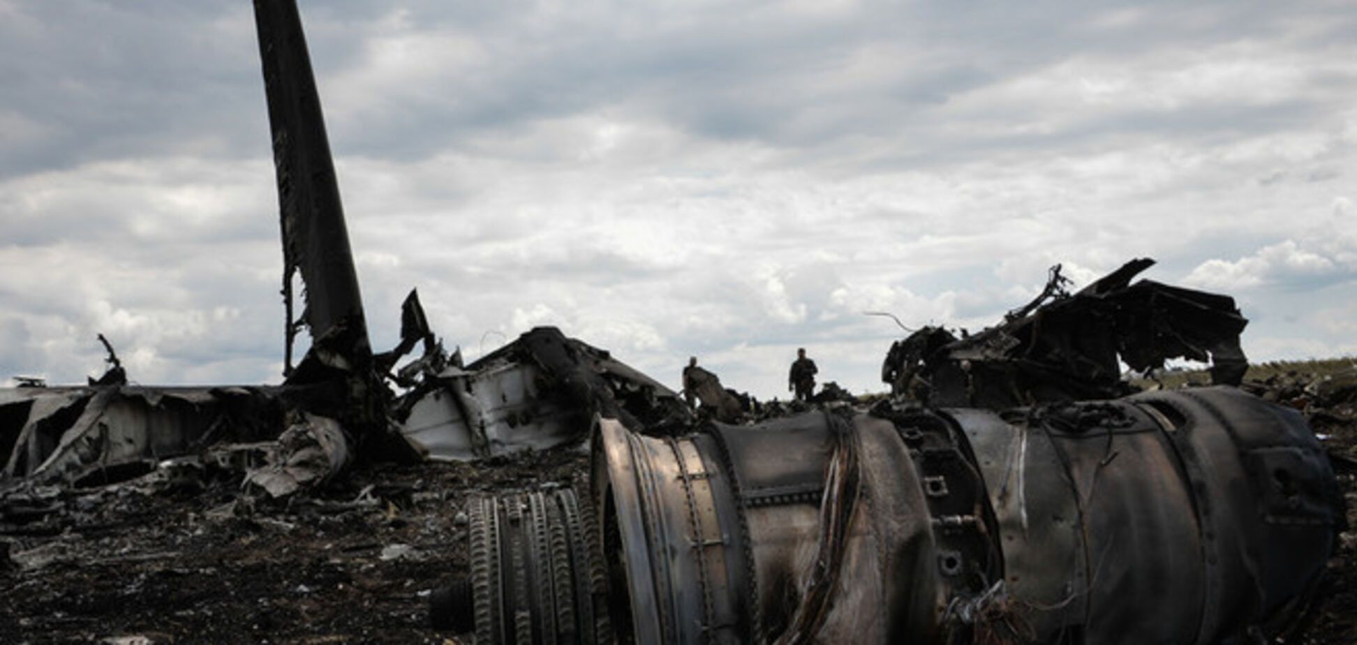 Самолет с телами погибших военных из Ил-76 окружен террористами и не может вылететь в Мелитополь - СМИ