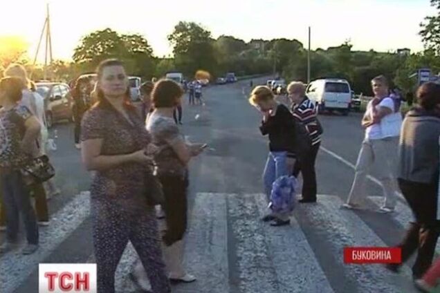 На Буковине женщины перекрыли трассу, требуя вернуть сыновей и мужей из зоны АТО
