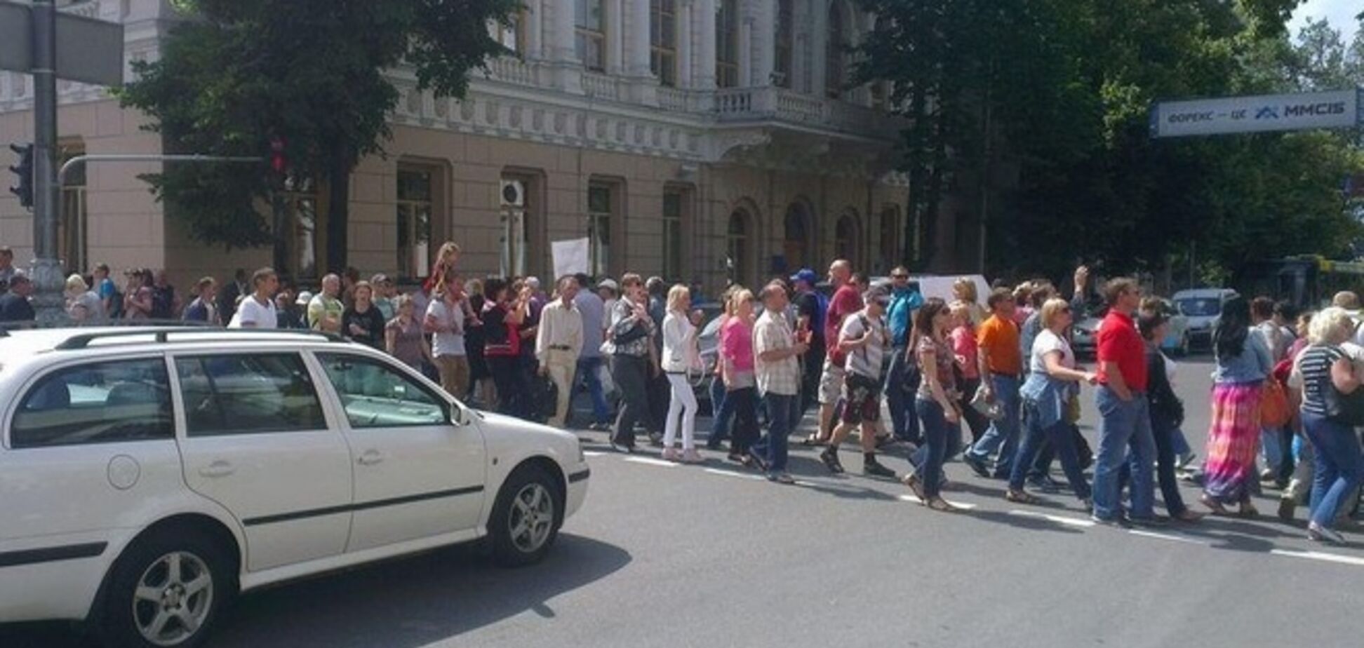 На Грушевского митингующие поют 'Турчинов – ла-ла-ла'