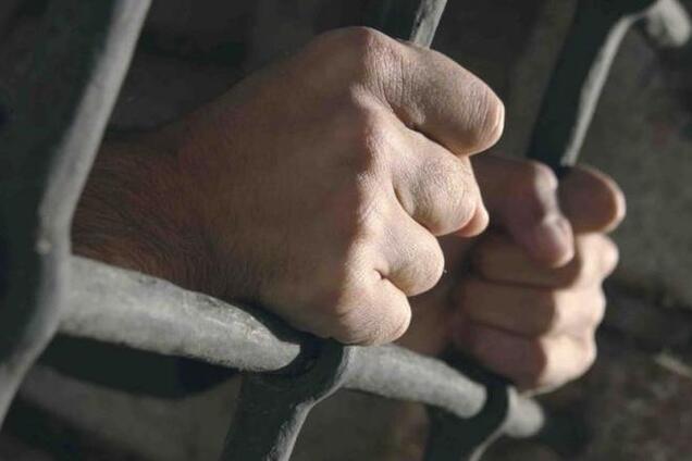 Разом з Лозінським звільнили 386 осіб, серед яких гвалтівники і вбивці