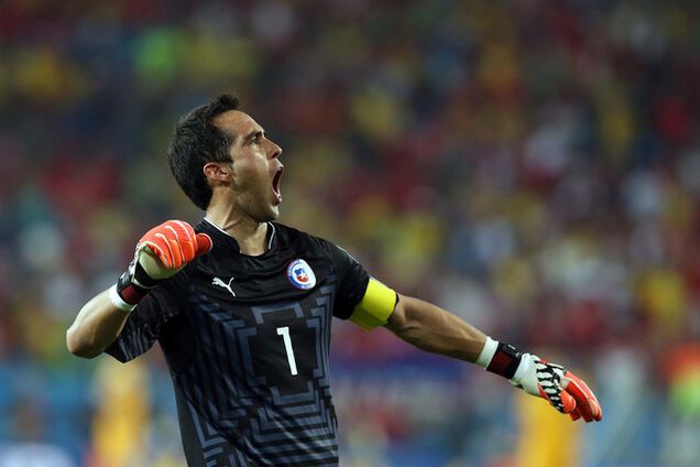 'Барселона' подписала вратаря сборной Чили