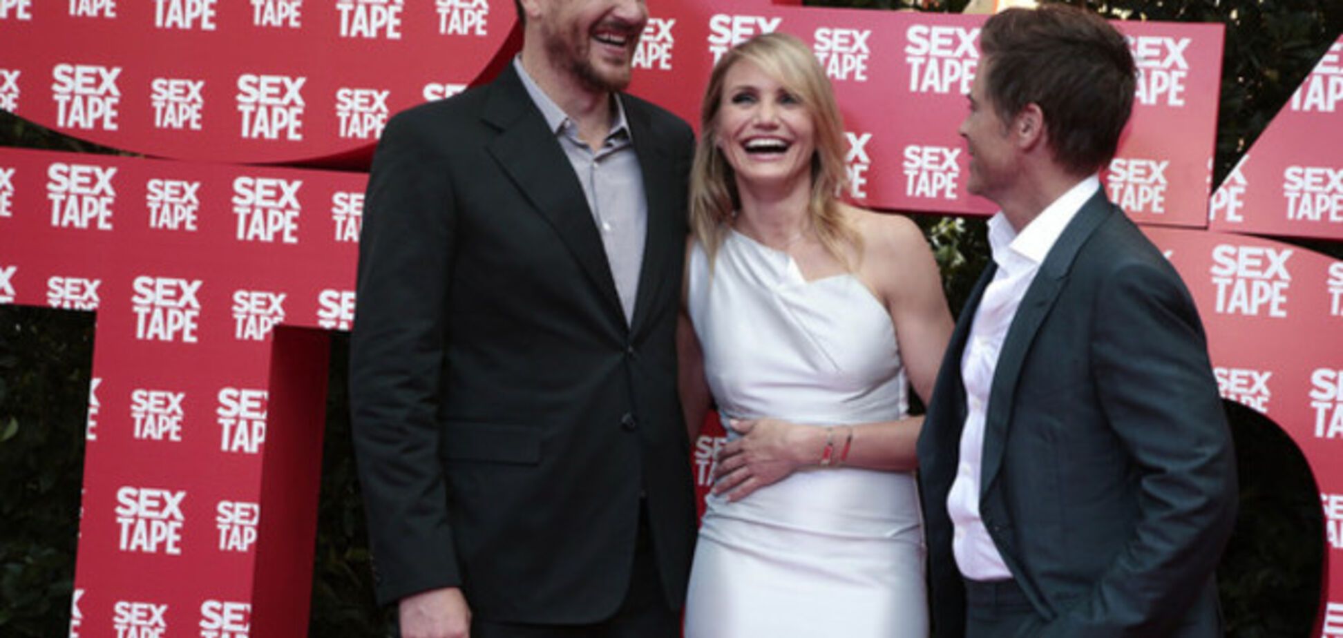 Кэмерон Диаз в облегающем платье представила 'Секс-видео'