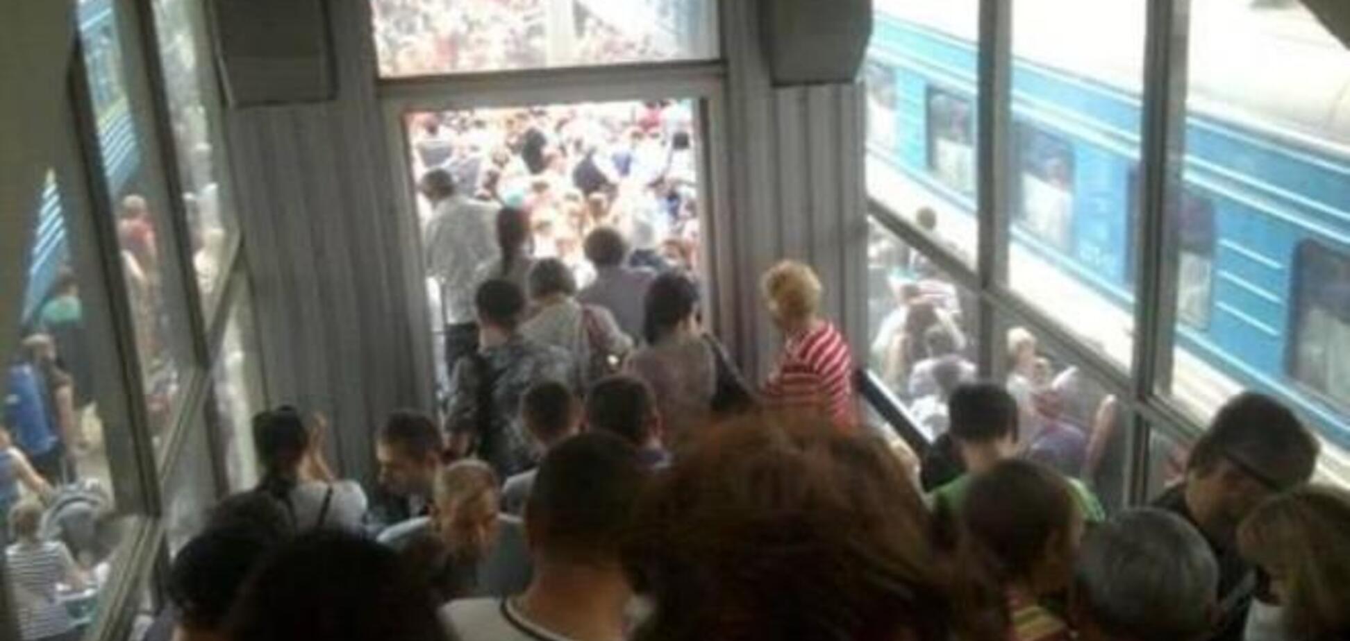 Луганск массово покидают жители. 'Пробки' из людей и машин