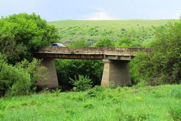 Террористы подорвали еще один мост в Донецкой области. Фотофакт