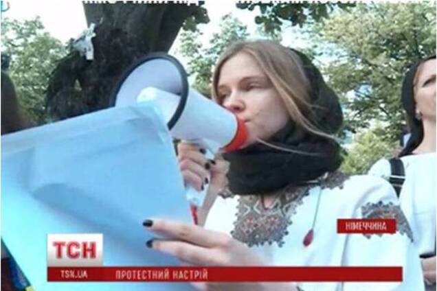 Поліція змусила росіян згорнути триколори на акції під посольством РФ в Берліні. Відеофакт