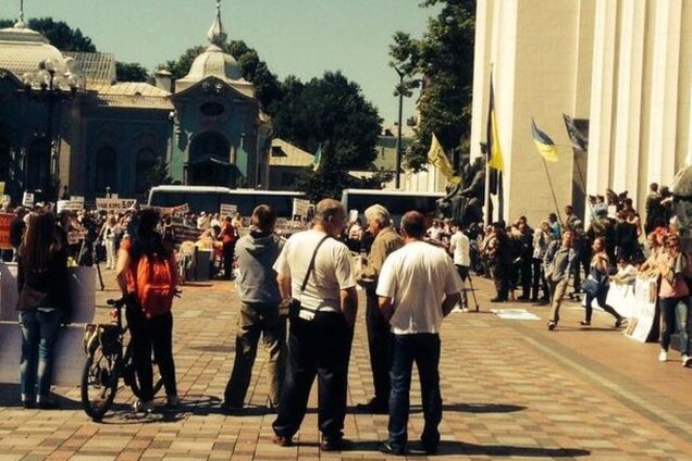 Около 400 валютных заемщиков собрались на пикет у стен Рады