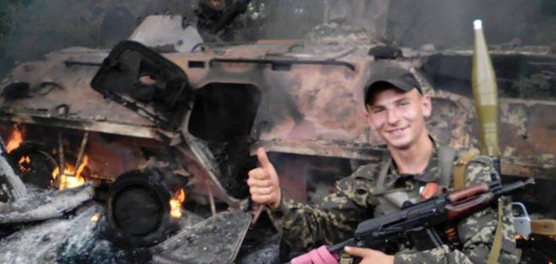 Военнослужащий РФ позирует на фоне сгоревшего украинского БТР-80. Фотофакт