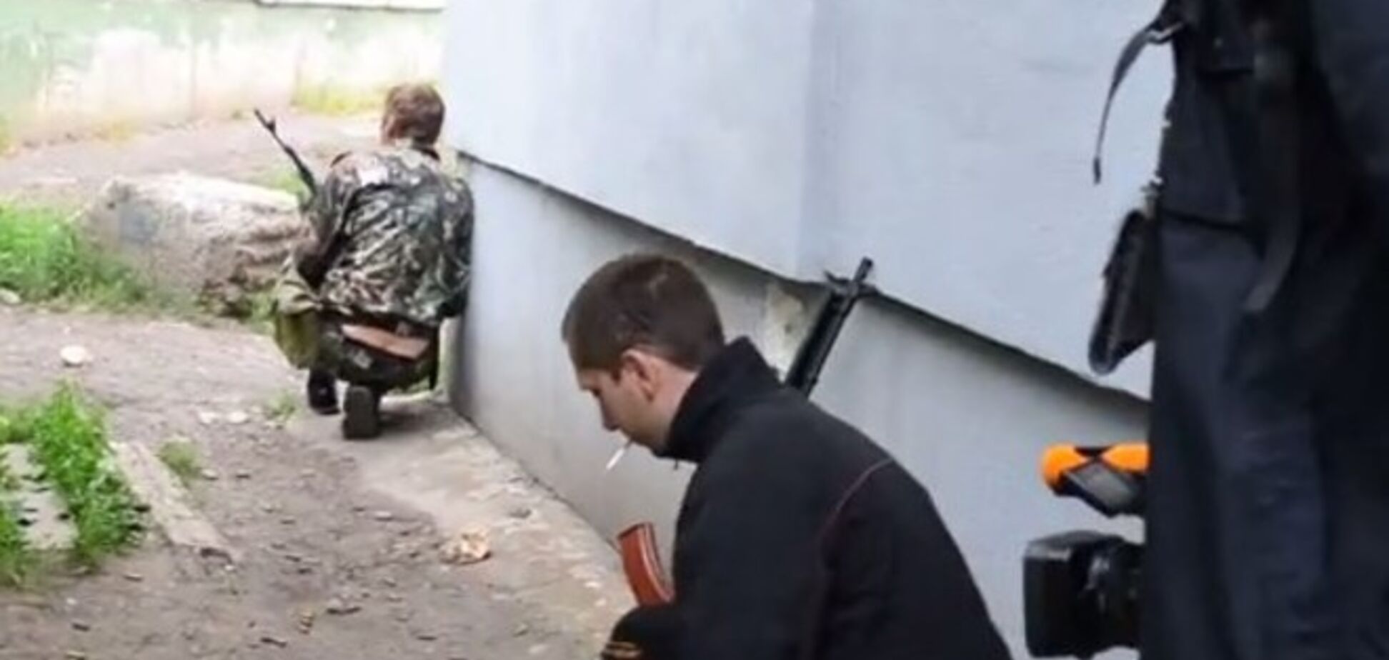 В сети появилось видео, как террористы и журналисты РФ прячутся во дворах Луганска