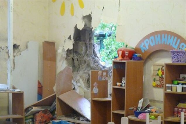 Снаряд проделал огромную дыру в здании детского сада Славянска. Фотофакт
