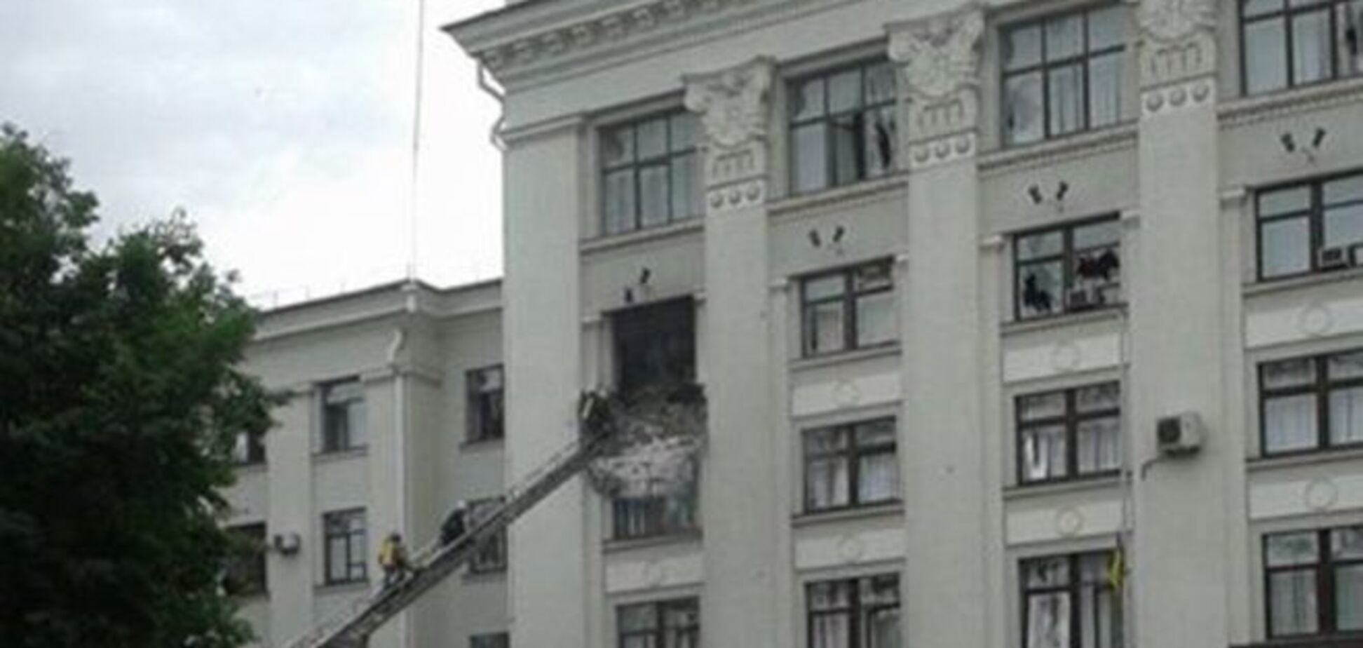 У Луганську підбито будівлю ОДА, терористи збираються евакуюватися з СБУ