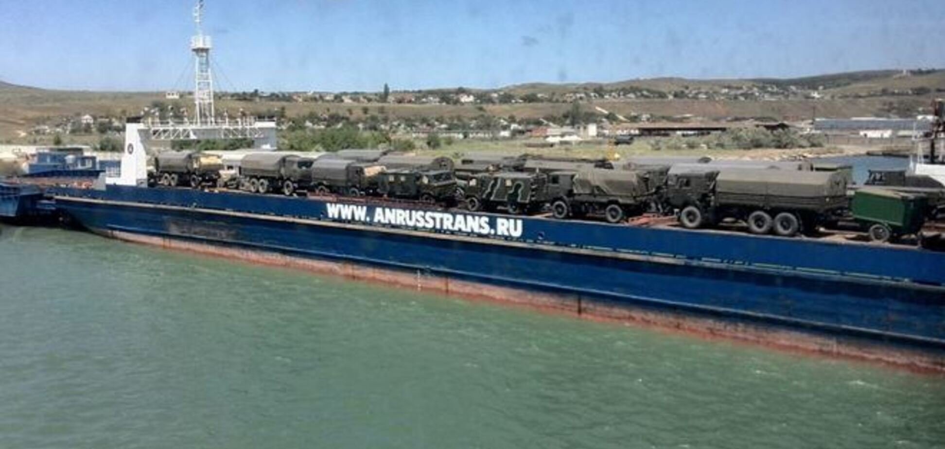 На переправе в Керчь из-за военных машин образовалась километровая пробка