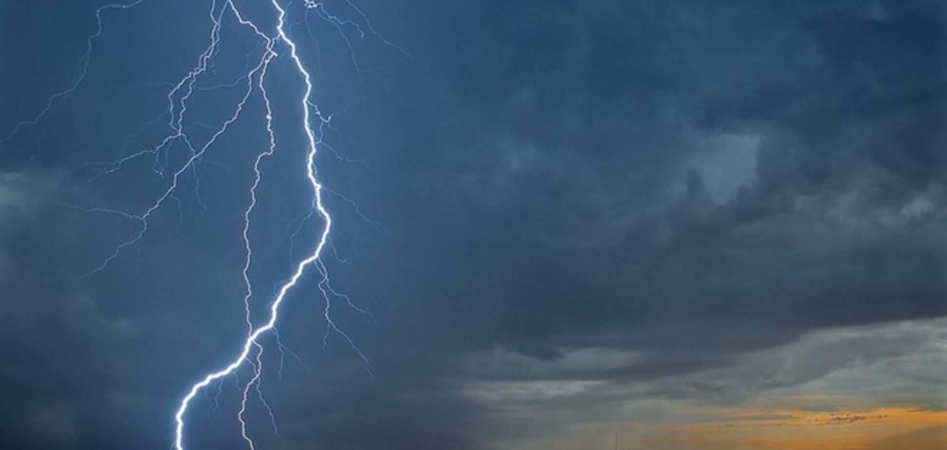 Жители Донецка перепутали грозу и молнию с боевыми действиями