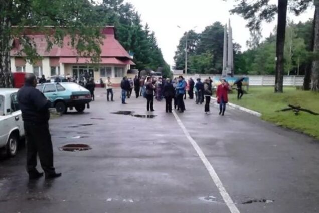 На Львівщині місцеві жителі блокують військову частину, щоб не пустити молодих призовників на схід України