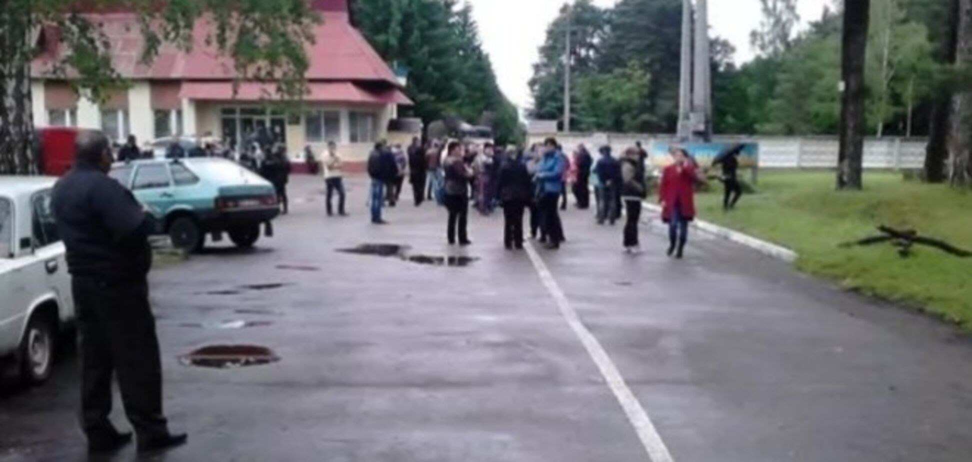 На Львівщині місцеві жителі блокують військову частину, щоб не пустити молодих призовників на схід України