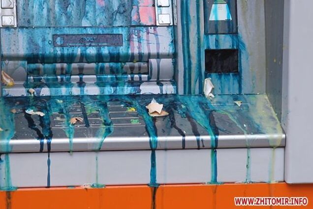 В Житомире активисты атаковали отделения ряда российских банков