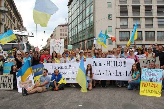 В Риме под посольством РФ пели 'Путин – х**ло' и выражали поддержку Порошенко