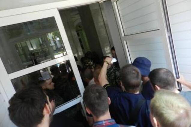 Сессию облсовета в Днепропетровске два часа блокировали люди в камуфляже