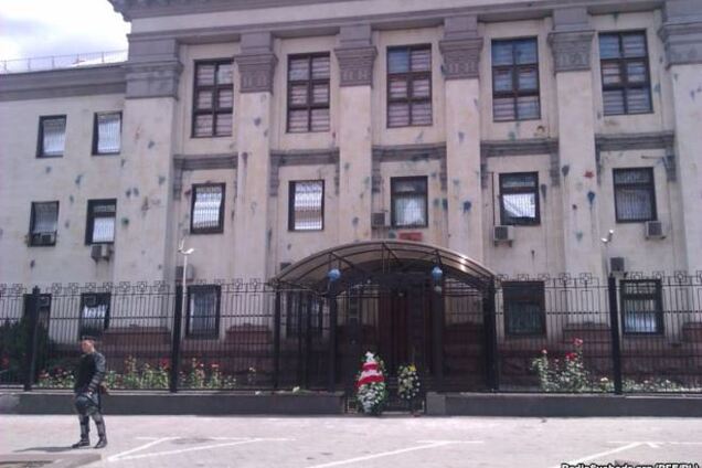 Глобальный флешмоб: по всему миру к посольствам России несут похоронные венки